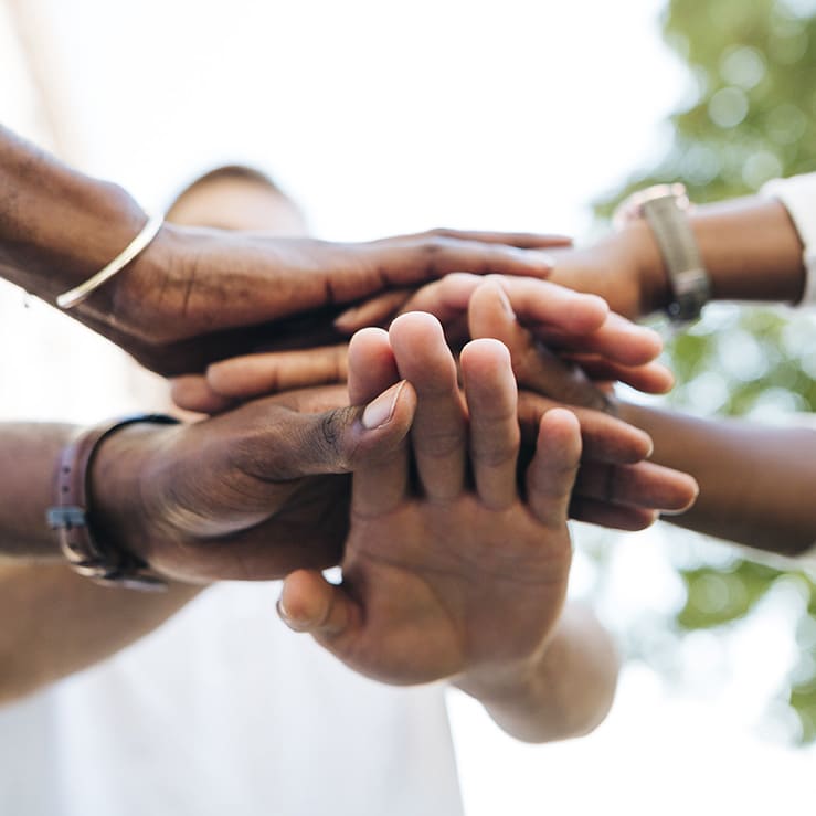 Interkultureller Handschlag im Freien