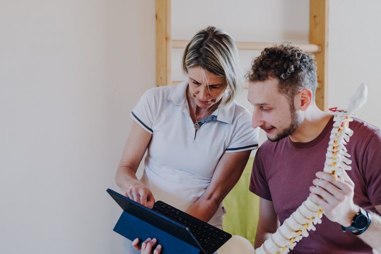 Frau und Mann blicken gemeinsam auf Tablet